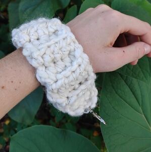 Chunky wool key's wristlet - crocheted